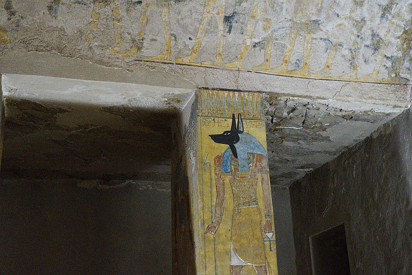 29 MAK_5988.jpg - Anubi accompagna le anime dei defunti nell'oltretomba, per poi compiere la pesatura del cuore contro la piuma della verità di Maat (se il cuore del defunto pesa meno della piuma è puro e può entrare nel regno dei morti, altrimenti…).